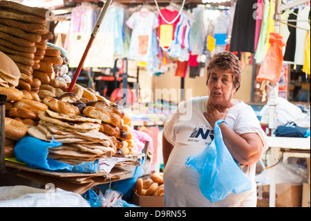 Israel Tel Aviv Carmel Markt HaCarmel große Dame weiblich Frau Verkäufer Verkäufer Bäcker Bäckerei verkauft frisches Brötchen auf Store Shop stall Pitta Stockfoto