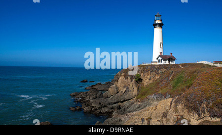 Pigeon Point Lighthouse auf Klippen über dem Pazifischen Ozean, Pescadero, California, Vereinigte Staaten von Amerika Stockfoto