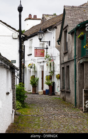 Hawkshead schmalen gepflasterten Straße Cumbria, Lake District National Park, UK, England Stockfoto