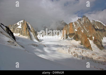 Gletscher des Mont Blanc. Mont Blanc du Tacul auf der rechten Seite Stockfoto