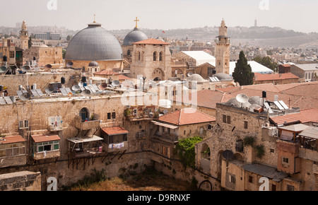 Israel Jerusalem Altstadt typische Dach Szene Kuppeln der Heiligen Grabes kirche & Minarett in der Entfernung Stockfoto