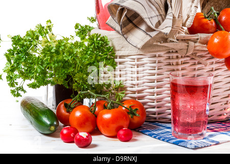 Vollen Korb mit frischem Gemüse Stockfoto