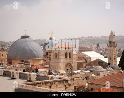 Israel Jerusalem Altstadt typische Dach Szene Kuppeln der Heiligen Grabes kirche Minarett in der Entfernung Stockfoto