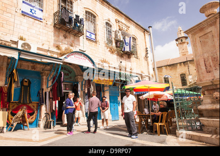 Israel Jerusalem Altstadt typische Straße Szene der Brunnen Basar Dajani Kleidung schmuck shop shop Stockfoto