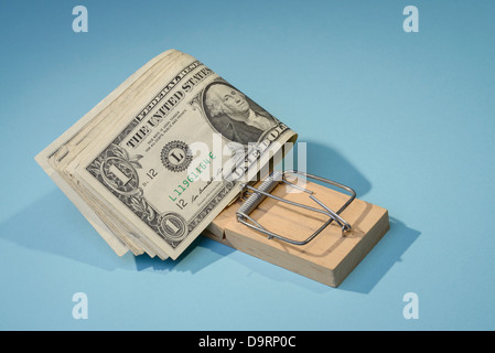 Dollar-Scheine in einer Mausefalle Stockfoto