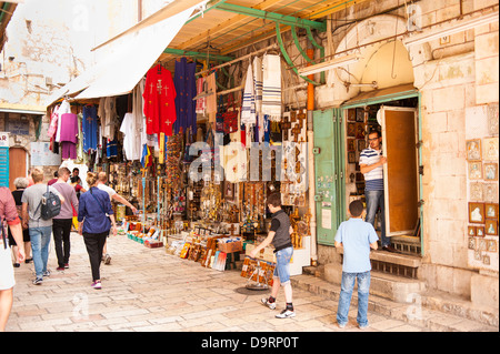 Israel Jerusalem Altstadt typische Straße Szene shops stores Touristen religiöse Erinnerungsstücke Christlich-jüdische Kreuze Rosenkränze Roben tallit Stockfoto