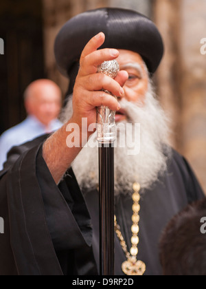 Israel Jerusalem Altstadt Innenhof Kirche des Heiligen Grabes Grab langen weißen bärtigen Priester Silber überstieg Personal Stockfoto