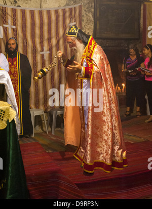 Israel Jerusalem Altstadt Kirche des Heiligen Grabes weiß gekleideten Bärtigen zeremonielle Roben Syrisch-orthodoxen Priester Räuchergefäß weihrauchfass Stockfoto