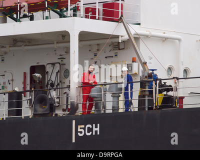 Segler auf dem Deck eines großen Trägers das Schiff im Hafen von Rotterdam, die Niederlande Stockfoto