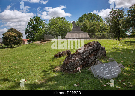 Deutschen Betonbunker und britische WWI Memorial an Hügel 60, einem ersten Weltkrieg Standort bei Zillebeke, West-Flandern, Belgien Stockfoto