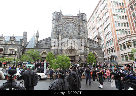 Das Bild zeigt die Blaue Messe, die während der Polizeiwoche 2013 in der St. Patrick’s Cathedral abgehalten wurde. Die Veranstaltung zu Ehren von Strafverfolgungsbeamten umfasst eine Trommelprozession, die den Respekt und das Gedenken an die Beamten symbolisiert. Stockfoto