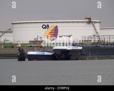 Q8 Öldepot terminal im Hafen von Rotterdam, Niederlande Stockfoto