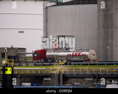 Männer, die Pumpen von Öl in Tankwagen am Vopak-Terminal im Hafen von Rotterdam, Niederlande Stockfoto