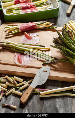 Vorbereitungen für den Bräter mit Spargel Stockfoto