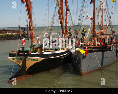 Themse Segeln Lastkahn Alice (links) & Segeln Ketsch Wachsamkeit in Yarmouth Isle Of Wight UK während alte Gaffers Festival 2013 Stockfoto