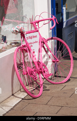 Rosa Fahrrad vor dem Aspire Style Geschäft in der High Street, das Mode, Schmuck und Geschenke in Oxford, Oxfordshire, Großbritannien, im Mai verkauft Stockfoto