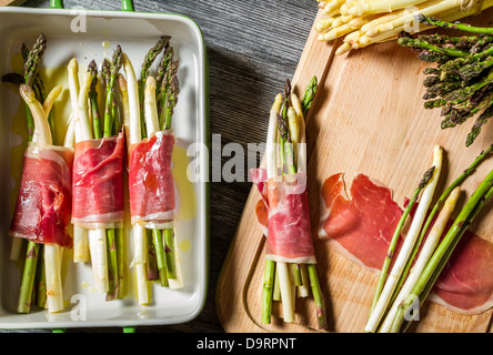 Zubereitung Spargel mit Schinken gebacken Stockfoto