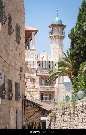 Israel Jerusalem Altstadt muslimisch-arabischen Viertel Via Dolorosa, die zu Al Ahram Hotel Minaret Jaffa-tor Palmen schmale Gasse street scene Stockfoto