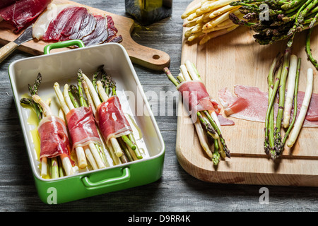 Vorbereitungen für den Spargel eingewickelt in Parma-Schinken-Auflauf Stockfoto