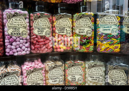 Gläser von Süßwaren in das Fenster eines Zweigs des Herrn Simms Olde Sweet Shoppe. Stockfoto