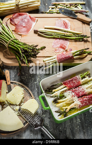 Vorbereitungen für den Bräter mit Spargel und Käse Stockfoto