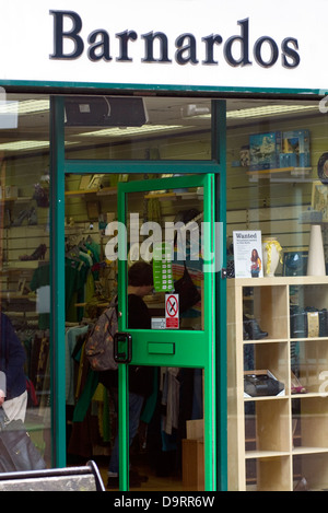 Außen ein Barnardos Charity-Shop in Stretford, Manchester, England, UK Stockfoto