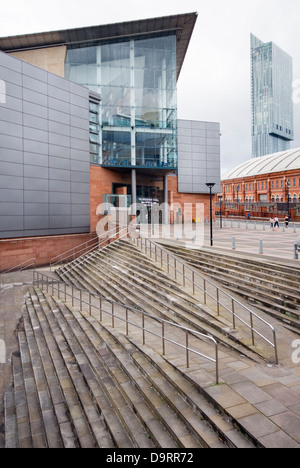 Das Äußere der Bridgewater Hall in Manchester, England, Großbritannien, mit Beetham Tower im Hintergrund. Stockfoto