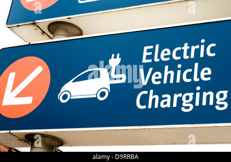 Straßenschild unter Angabe eines Elektrofahrzeugs Ladepunkt in Manchester, England, UK Stockfoto