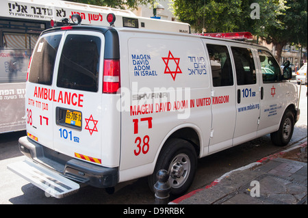 Israel Tel Aviv Magen David Adom MDA UK spende Familie Ferster Ambulanz Notdienst GMC Savana street scene Menschen Verkehr Stockfoto