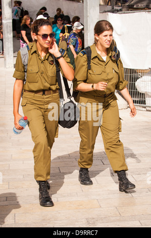 Israel Jerusalem Altstadt Klagemauer Klagemauer Ha Kotel Plaza 2 hübschen weiblichen Soldaten uniform Waffen des automatischen Waffen Dame Frauen Girl's Abschnitt Stockfoto
