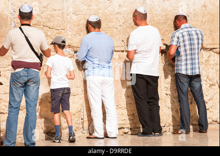 Israel Jerusalem Altstadt frommen orthodoxen Juden Westmauer Ha Kotel Plaza beten Nachrichten feze Skull caps Gebete in Risse in der Wand, in der kippa Stockfoto