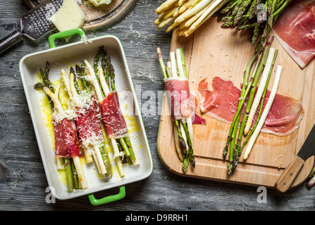 Spargel in Schinken gerollt und mit Käse überbacken Stockfoto