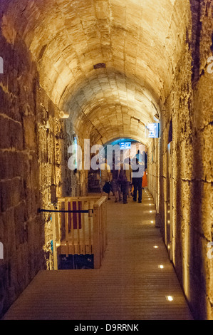 Israel alten Stadt Jerusalem Tunnel Tunnel westlichen Klagemauer moderne Straße Abschnitt der geheimen Passage Eingang Touristen touristische Gruppe Stockfoto