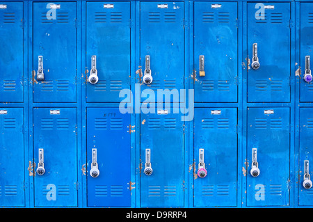 Bank von verprügeln alten blauen Schließfächer Stockfoto