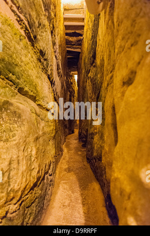 Israel alten Stadt Jerusalem Tunnel Tunnel unter westlichen Klagemauer Ha Kotel original Herodianischen Straße Wand Ebene massiven Sockel aus Stein Stockfoto