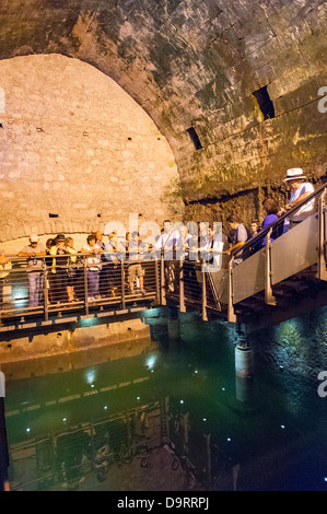 Israel Jerusalem Altstadt Touristen Aussichtsplattform alten Zisterne der Tunnel unter den westlichen Klagemauer Ha Kotel herodianischen Straße Stockfoto