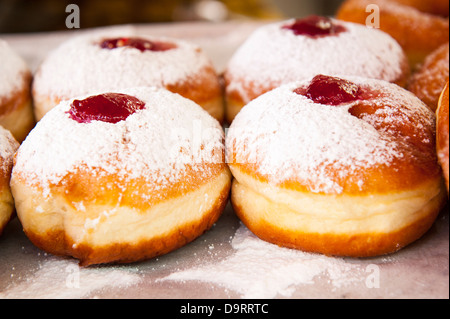 Israel Tel Aviv Jaffa Jaffa Carmel Markt Bäcker Bäckerei stall Shop Shop frisch gebackene Donuts donuts Puderzucker & Marmelade gefüllt Stockfoto