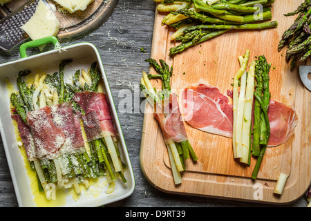 Nahaufnahme von Spargel in Schinken gerollt und mit Käse überbacken Stockfoto