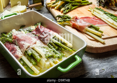 Nahaufnahme von Spargel in Schinken und Käse gerollt Stockfoto