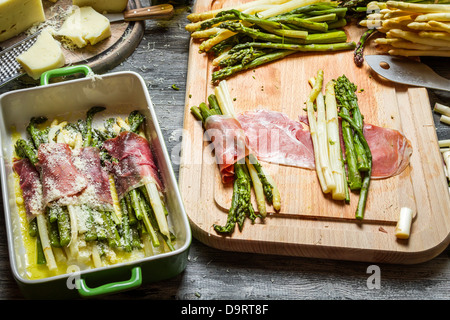 Spargel in Schinken und Käse gerollt Stockfoto