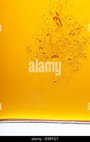 Viele goldene Bier Blasen Stockfoto