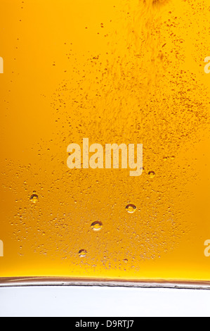 Viele goldene Bier Blasen Stockfoto