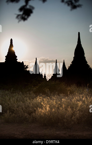 Einige von den 4000 alten buddhistischen Tempeln, die über die Ebene von Bagan, (oder Pagan) in Birma (oder Myanmar) verteilt sind. Stockfoto