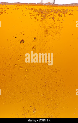 Viele goldene Bier Blasen Stockfoto