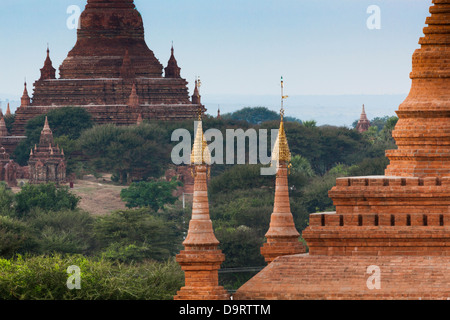 Einige von den 4000 alten buddhistischen Tempeln, die über die Ebene von Bagan, (oder Pagan) in Birma (oder Myanmar) verteilt sind. Stockfoto