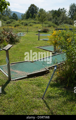 Eine verlassene Minigolfanlage in einer kleinen Stadt im Bundesstaat New York. Stockfoto