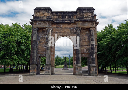 McLennan Arch und Collins-Brunnen am Eingang von Saltmarket Glasgow Schottland Glasgow Green (sichtbar durch Tor) Stockfoto