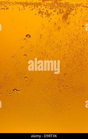 Viele goldene Bier Blasen Stockfoto