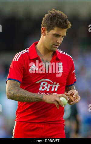 London, UK. 25. Juni 2013. Englands Jade Dernbach, während die NatWest T20 internationalen Cricket match bei der Kia Oval Cricket Ground am 25. Juni 2013 in London, England. (Foto von Mitchell Gunn/ESPA/Alamy Live-Nachrichten) Stockfoto