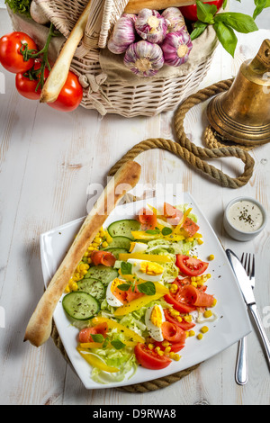 Salat mit Lachs und Gemüse Stockfoto